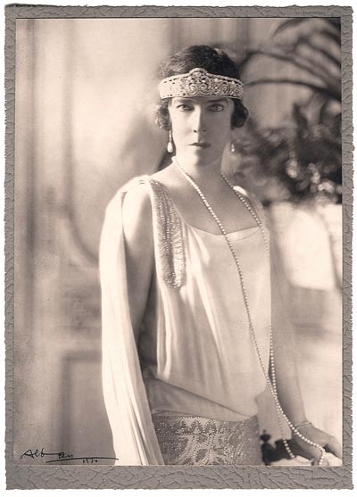 - Élisabeth, reine des Belges, portant son diadème en diamant et platine, créé par Cartier en 1910, aujourd’hui dans la Collection Cartier