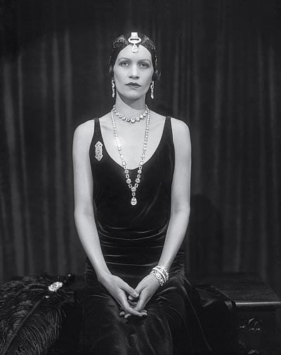 - Jeune actrice anglaise portant des bijoux en diamants. Cartier, 1930