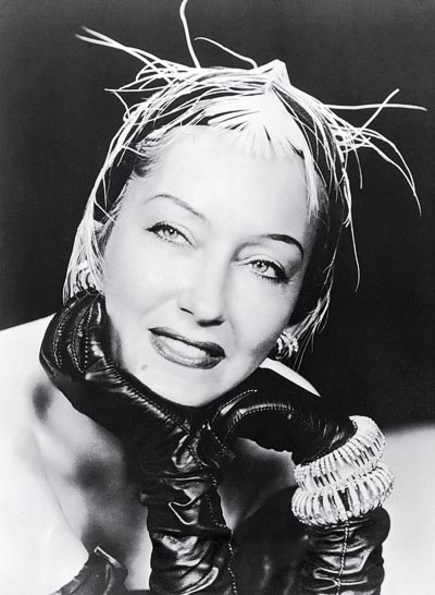 - Gloria Swanson porte ses deux bracelets en cristal de roche et diamants sur platine - Cartier, 1930
