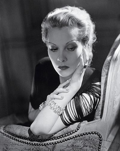 - Nathalie Paley porte un bracelet en cristal de roche et diamants. Cartier, 1930