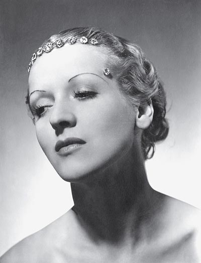 - Diamants mystérieux de Cartier : parure de cheveux dont chaque diamant est monté sur un clip à ressort, Cartier. Photographie de H.P. Horst parue dans Vogue, septembre 1934