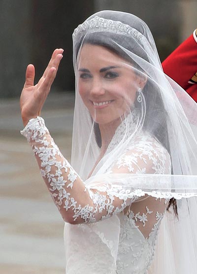 - Kate Middleton, duchesse de Cambridge-porte un diadème Cartier le jour de son mariage, le 29 avril 2011. Il a appartenu à la reine Elizabeth qui l’a transmis à sa fille, la future reine Elizabeth II