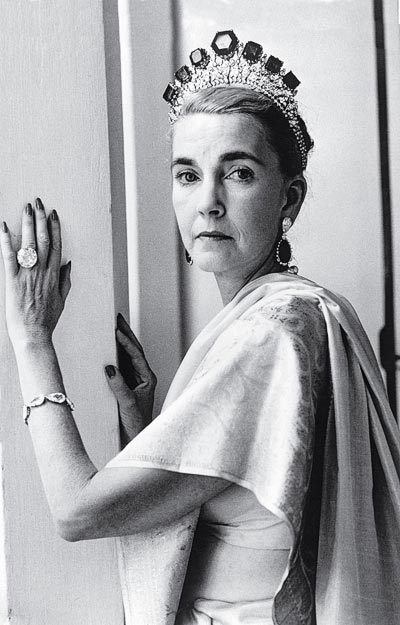- Barbara Hutton dans sa villa de Tanger au Maroc. Elle porte le diadème Cartier créé en 1947 avec les émeraudes ayant appartenu à Maria Pavlovna, épouse du grand-duc Vladimir. À son doigt, le célèbre diamant Pacha - 36.22 carats