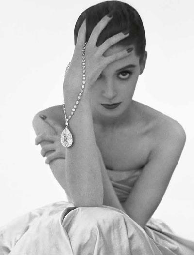 - Barbara Mullen et le diamant Étoile de l’Est. Cartier - New York, 21 juin 1949. Photographie de Richard Avedon