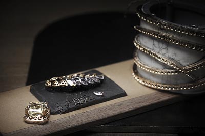Travail sur les pices de la collection de Haute Joaillerie : Manchette Fte des Moissons - Les Bls de Chanel dans latelier CHANEL, 18 Place Vendme, Paris - Assemblage des pis