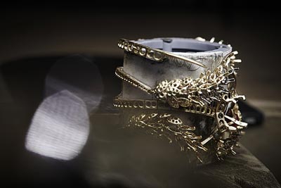 Travail sur les pièces de la collection de Haute Joaillerie : Manchette Fête des Moissons - “Les Blés de Chanel” dans l’atelier CHANEL, 18 Place Vendôme, Paris - Mise en place intermédiaire pour validation du studio de création