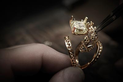 Travail sur les pièces de la collection de Haute Joaillerie : Bague Fête des Moissons - “Les Blés de Chanel” dans l’atelier CHANEL, 18 Place Vendôme, Paris - Ajustage de la pierre de centre
