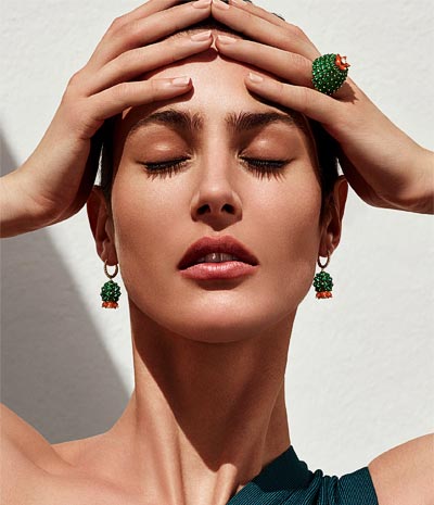 - <b>Bague Cactus de Cartier</b>, or jaune 18 carats, émeraudes, cornalines, sertie de un diamant taille brillant. <br><b>Boucles d’oreilles Cactus de Cartier</b>, or jaune 18 carats, émeraudes, cornalines, serties chacune de 11 diamants taille brillant.
