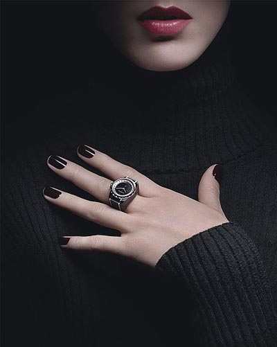 Montre CHANEL J12∙XS Bague Haute Joaillerie - 19 mm, mouvement quartz, cramique high-tech* noire et or blanc 18K, rehaut serti de diamants taille baguette, cadran noir en onyx, couronne en or blanc 18K serti dun diamant rond facett.