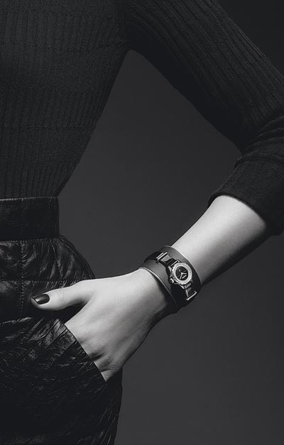 Montre CHANEL J12∙XS Manchette Noire Petit Modle - 19 mm, mouvement quartz, bote en cramique high-tech* noire et acier, rehaut serti de diamants, cadran laqu noir. Bracelet en veau verni noir, manchette en veau noir mat, ganses en veau argent, boucle ardillon et passants en acier. Possibilit de la porter avec ou sans manchette.