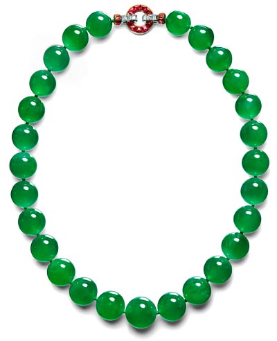 - <b>Collier</b> - Cartier Paris, commande de 1934, 27 boules de jadéite, platine, or, diamants, rubis. Provenance : Barbara Hutton - Collection Cartier - Marian Gérard, Collection Cartier © Cartier