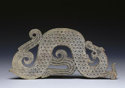 Pendentif en forme de dragon - Chine, Zhou de lEst, priode des Royaumes combattants, 4e sicle av. J.-C. - Jade - Don G. Gieseler, 1932Muse national des arts asiatiques  Guimet, Paris  RMN-GP (MNAAG, Paris) / Thierry Ollivier