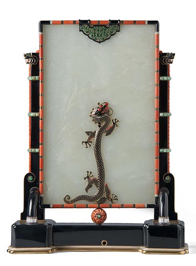  - <b>Pendule dos</b> - Louis Cartier 1875-1942 [bijoutier], Maurice Coet 1885-1963 [horloger] Paris, 1927 - Jade, diamant, corail, or, meraude, nacre, onyx, diamant, mail. Don Georges Blumenthal, 1931 - Muse des Arts dcoratifs, Paris  Photo Les Arts Dcoratifs, Paris/Jean Tholance