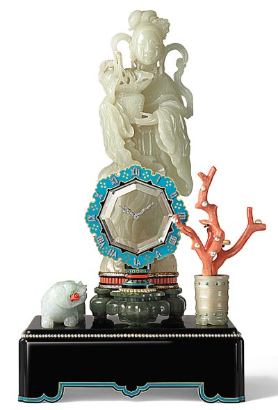 - <b>Pendule mystérieuse avec divinité, sonnerie au passage</b> - Cartier Paris, 1931 - Platine, or, jade, cristal de roche, onyx, néphrite, diamants, perles, turquoises, corail, émail. D’origine chinoise, les jades datent du XIX<sup>e</sup> siècle. Provenance : commandant Paul Louis Weiller - Collection Cartier - Marian Gérard, Collection Cartier © Cartier