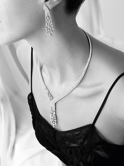 Collier  Lucienne  en or blanc 18K serti de 3 diamants taille rond pour un poids total de 0,90 carat et 744 diamants taille brillant pour un poids total de 16,64 carats. Boucles doreilles  Lucienne  en or blanc 18K serties de 4 diamants taille rond pour un poids total de 1,18 carat et 150 diamants taille brillant pour un poids total de 4,60 carats. Collection  Coco avant Chanel 