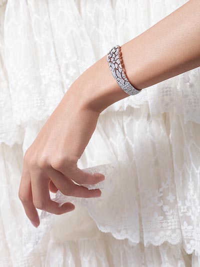 >Bracelet  Lucienne  en or blanc 18K serti de 241 diamants taille brillant pour un poids total de 7,63 carats. Collection  Coco avant Chanel 