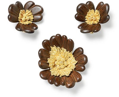 Broche-pince et paire de boucles doreilles Cartier, vers 1970  Or BoisCollection Cartier  Nick Welsh, Collection Cartier  Cartier