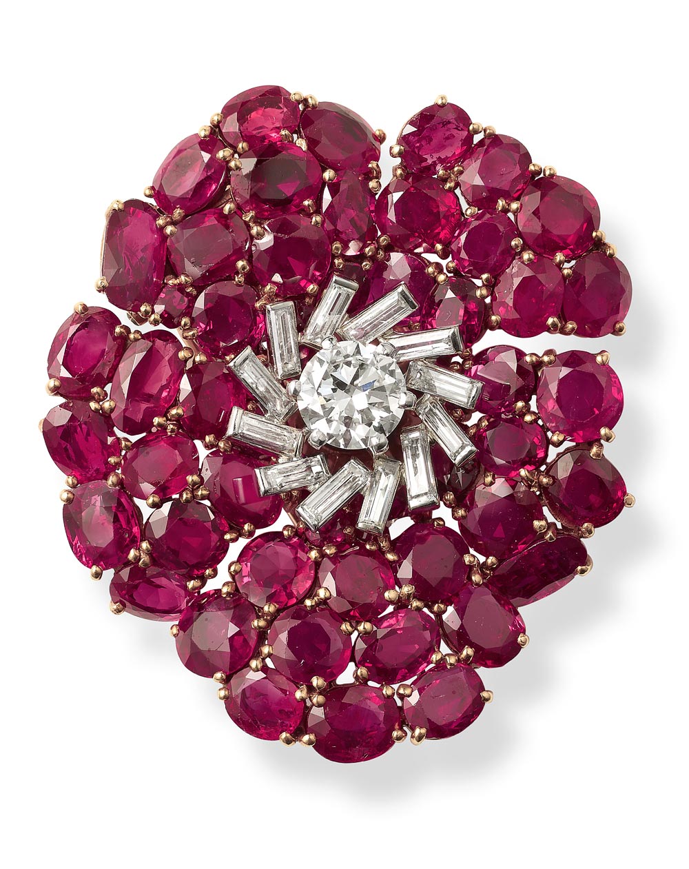 - <b>Broche-pince Fleur</b> - Cartier Paris, 1938<br>Or, platine, diamants, rubis<br>Vendue à un membre de la famille de Rothschild <br>Collection Cartier Nils Herrmann, Collection Cartier © Cartier