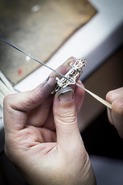 - Polishing work, thread polishing
