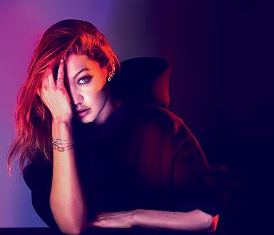 Gigi Hadid porte les bracelets et la bague de la collection Move Addiction et la earcuff de la collection Move High Jewelry Addiction - Photo : Mert & Marcus