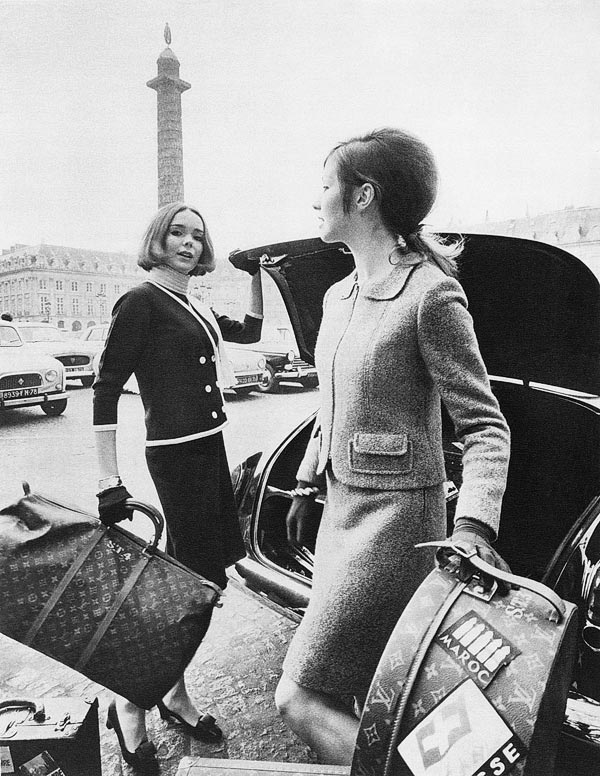 - « Pholiote et Clotulde » : Photographie de mode parue dans « Jours de France » en 1966. Cette publication met en scène deux mannequins femmes, déchargeant leurs bagages Louis Vuitton en toile Monogram du coffre de leur voiture, sur la Place Vendôme à Paris.