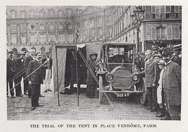 - Tour du monde en automobile de l’aventurière Harriet White Fisher (1865-1939) de juillet 1909 à août 1910 : Place Vendôme à Paris. Cette photographie est parue dans l’ouvrage intitulé “A woman’s world-tour in a motor” d’Harriet White Fisher, publié en 1911.