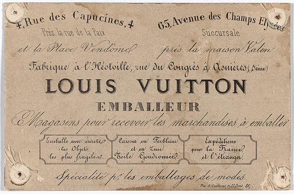- « Louis Vuitton Emballeur », étiquette intérieure de bagage, vers 1860. Elle mentionne les adresses des magasins au 4, rue Neuve-des-Capucines et de la succursale au 65, avenue des Champs-Élysées, à Paris. Archives Louis Vuitton.