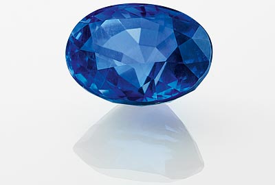 Chrysoprase: One oval-cut sapphire of 7.29 carats (Sri Lanka)