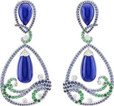 Motifs doreilles Vagues Lapis-lazuli : Or blanc, diamants ronds, dgrad de saphirs bleus, meraudes rondes, cabochons et pendeloques de lapis-lazuli.  Van Cleef & Arpels