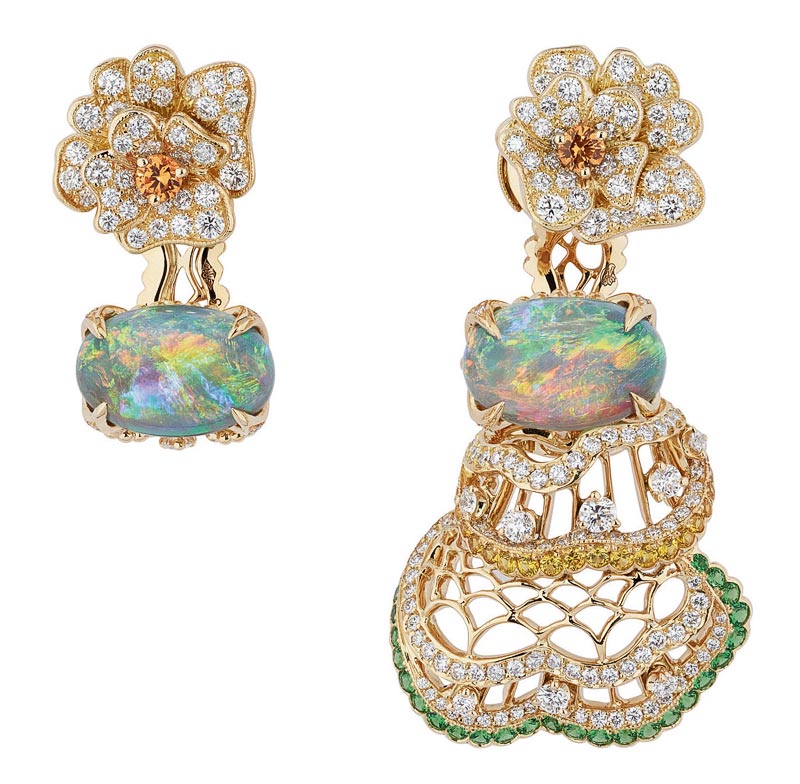Dior - Bague double  Dentelle Velours  Opale Claire : or jaune 750/1000e, diamants, opale claire, grenats tsavorites, saphirs jaunes et grenat spessartite  Rf. : JINT93011Dior - Boucles doreilles  Dentelle Velours  Opale Claire : or jaune 750/1000e, diamants, opales claires, grenats tsavorites, saphirs jaunes et grenats spessartites  Rf. : JINT93013