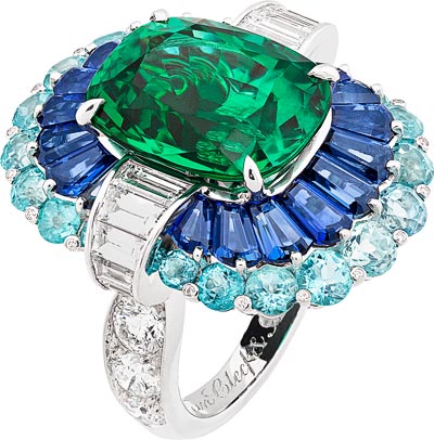 Bague Adria : Or blanc, platine, diamants ronds et taille baguette, saphirs taille baguette, tourmalines dites Paraba, une meraude taille coussin de 8,35 carats (Zambie).  Van Cleef & Arpels