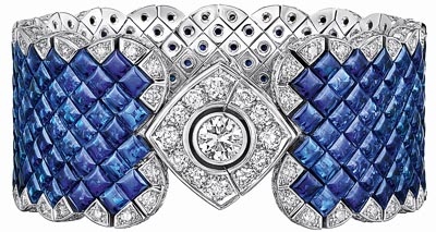  Bracelet  Signature Ultime  en or blanc 18K serti dun diamant taille brillant dun carat, 265 saphirs taille carr pour un poids total de 66 carats et 221 diamants taille brillant pour un poids total de 7,7 carats. Collection  Signature de Chanel 