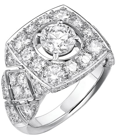 Bagues  Signature Ultime  en or blanc 18K serti de diamants. Collection  Signature de Chanel  - Bague  Signature Ultime  en or blanc 18K serti dun diamant taille brillant dun carat et 90 diamants taille brillant pour un poids total de 2.4 carats
