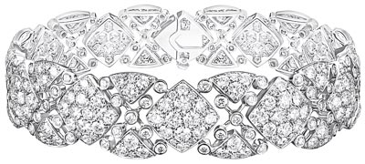 Bracelet  Signature Surpique  en or blanc 18K serti de 365 diamants taille brillant pour un poids total de 13,1 carats.  Collection  Signature de Chanel 