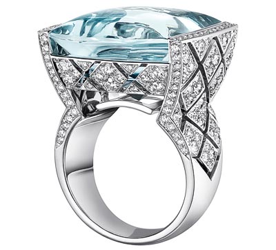 Bague  Signature Acidule  en or blanc 18K serti dune aigue-marine taille cabochon de 23 carats et 216 diamants taille brillant pour un poids total de 2,1 carats. Collection  Signature de Chanel 