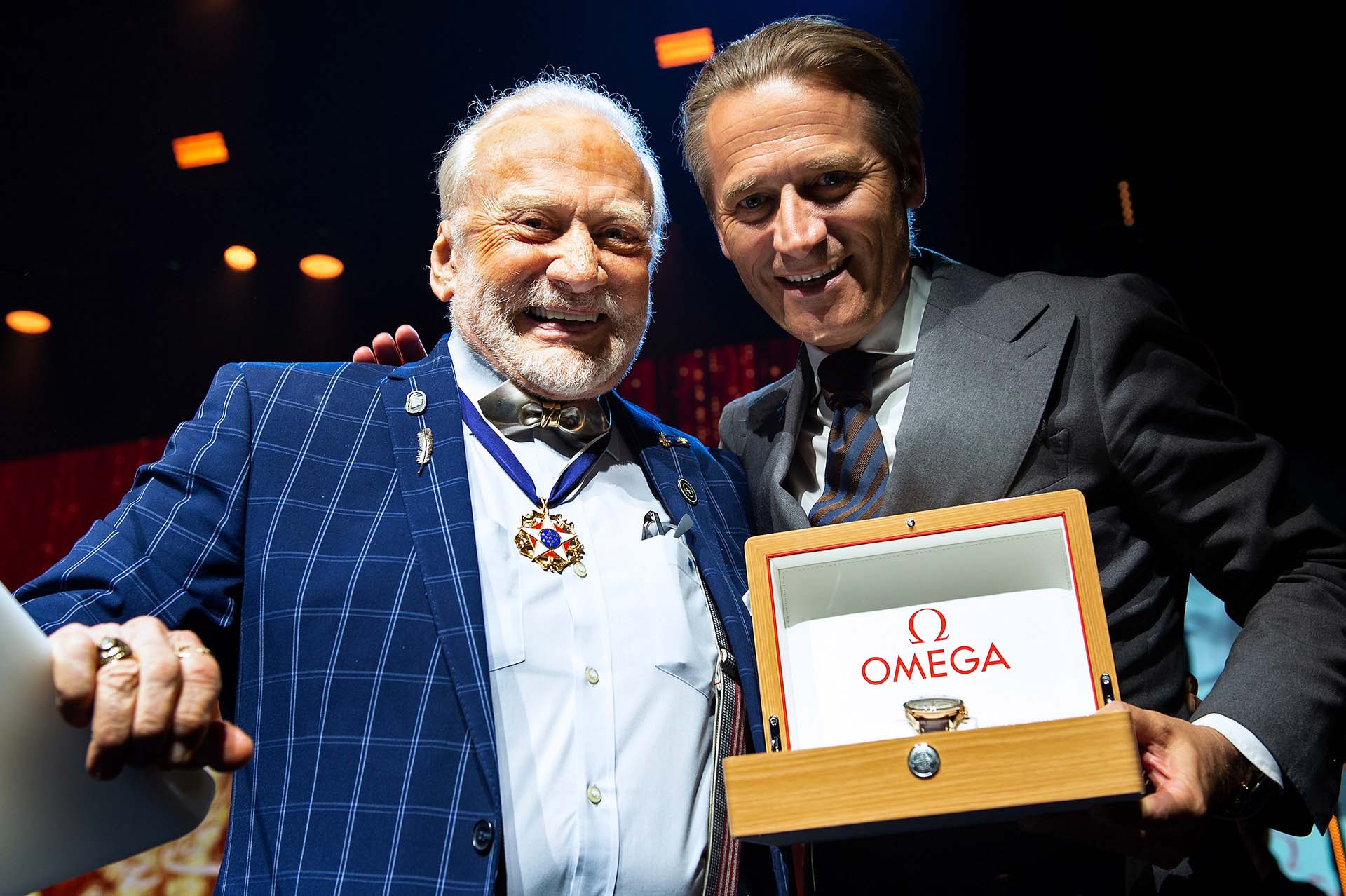 La Cote des Montres: OMEGA awards the winners of the Stephen Hawking Medal  for Science Communication